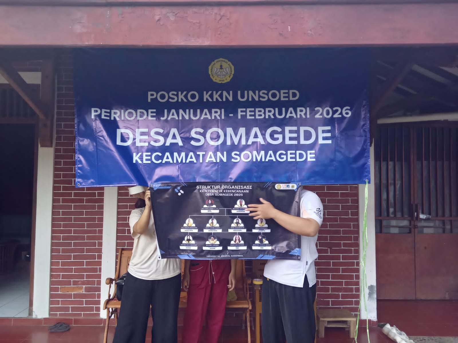 Pemasangan Banner Struktur Di Pagi Hari
