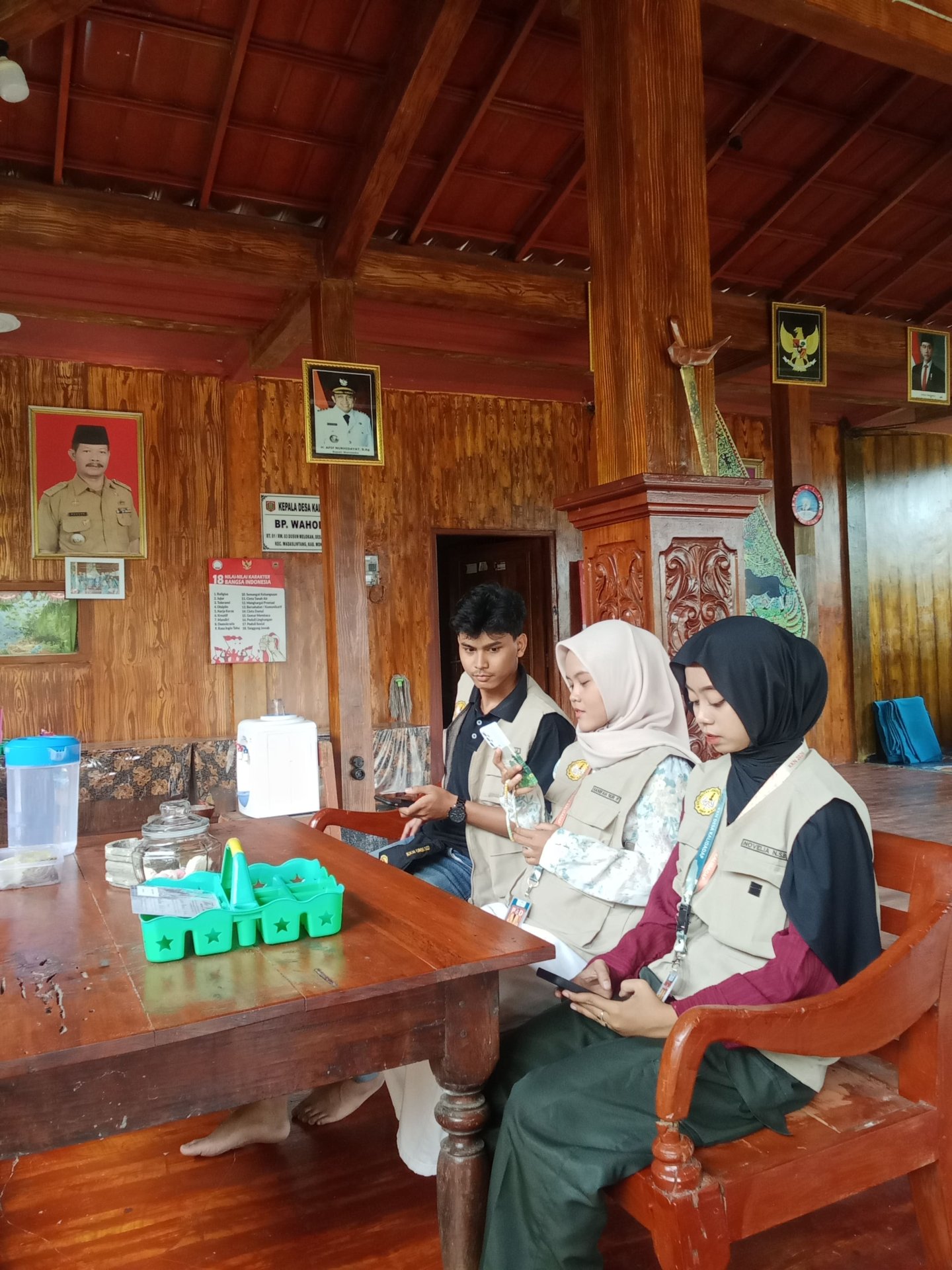 Kunjungan ke runah Kepala Desa