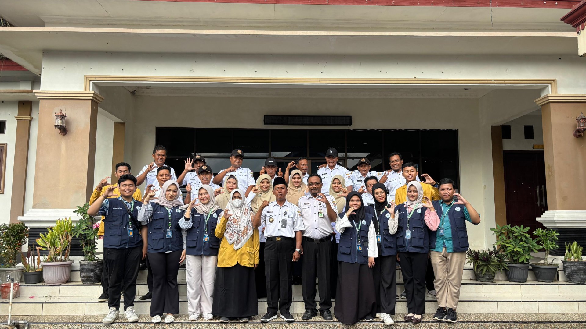 Penerimaan mahasiswa kkn unsoed di balai desa bulupayung