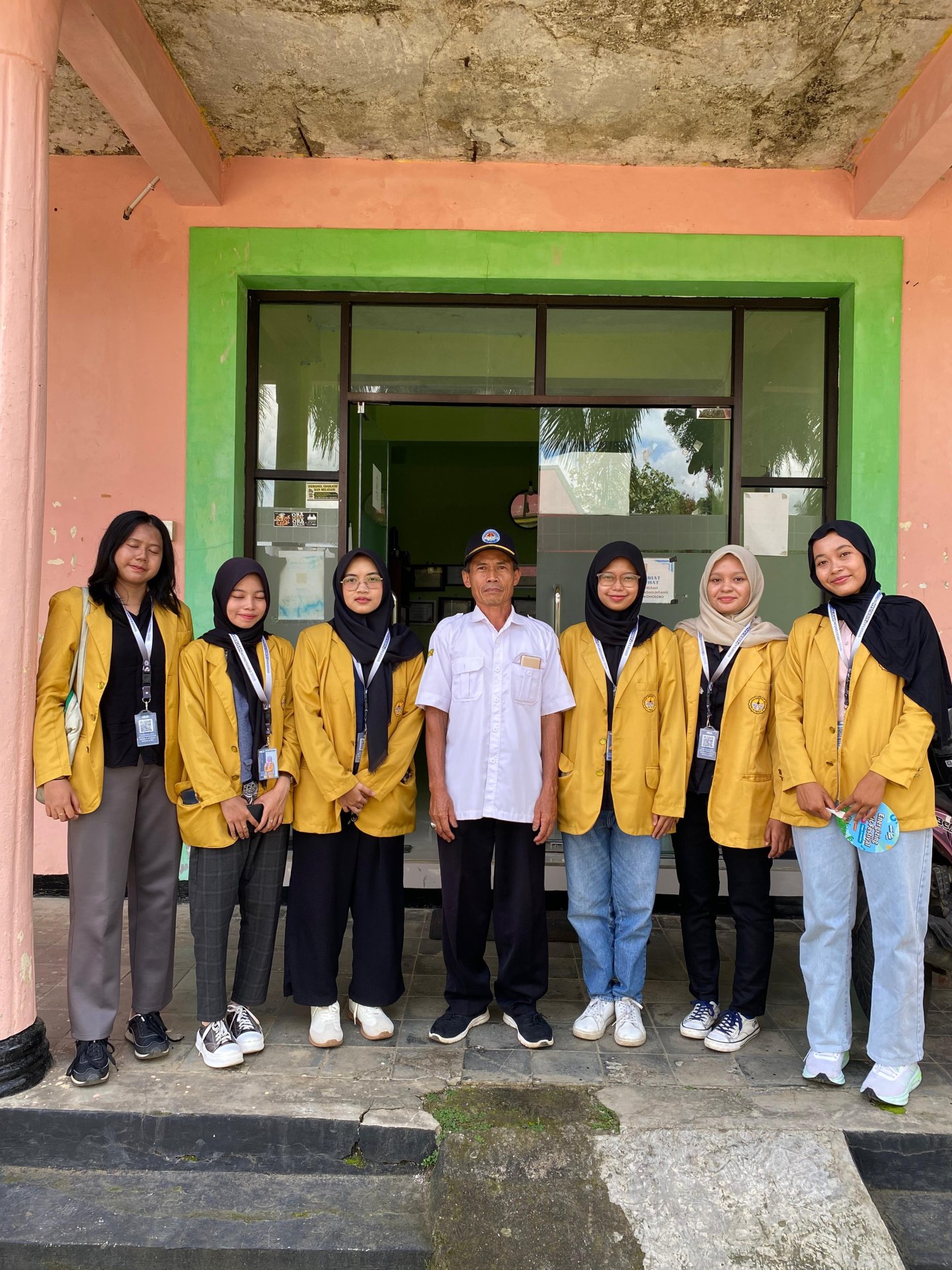 mengunjungi kantor desa dan berbincang dengan perangkat desa