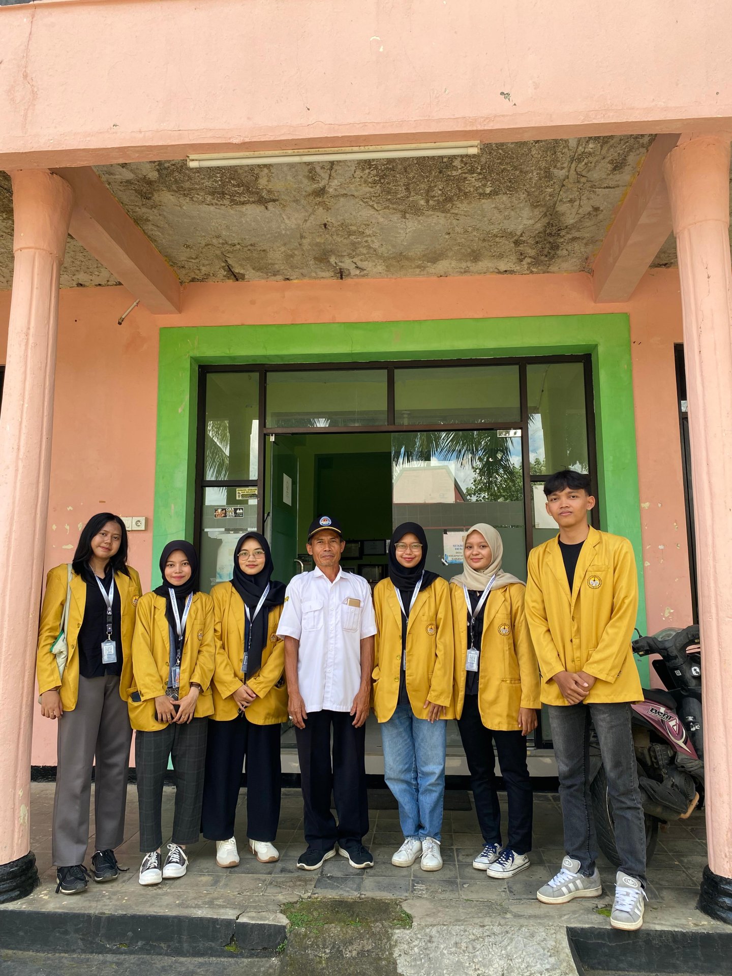 Mangunjungi Kantor Desa