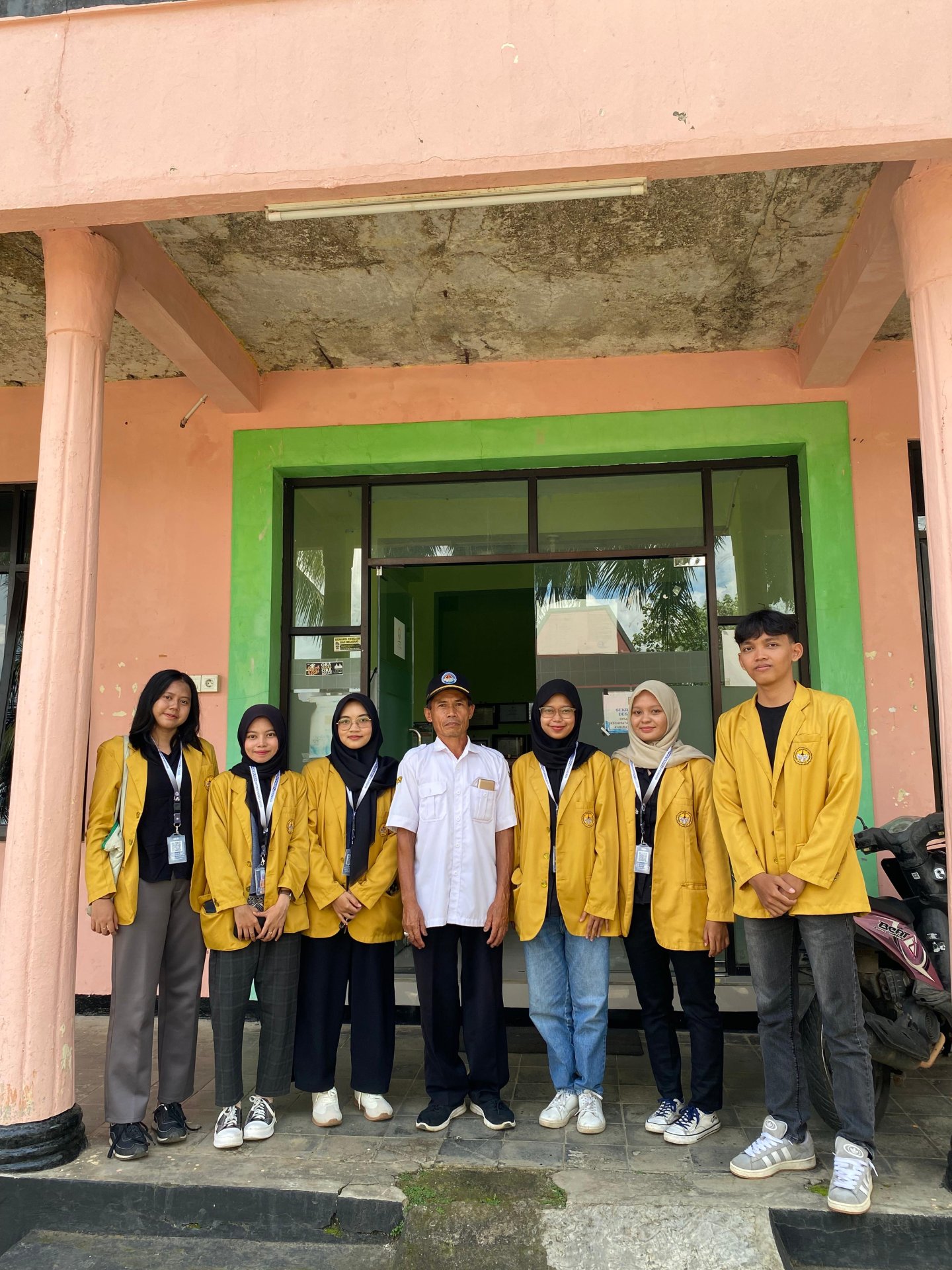 Mengunjungi kantor desa