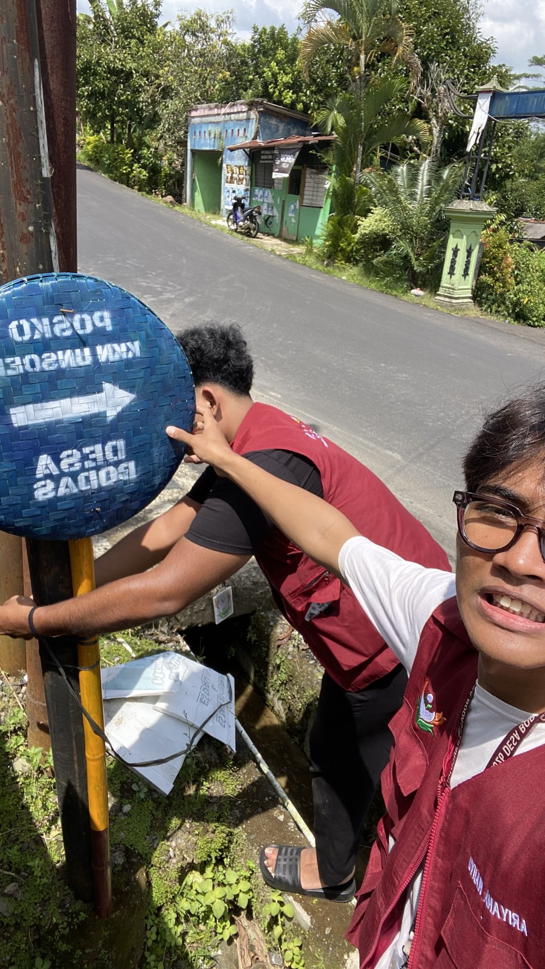 Pemasangan penunjuk arah untuk posko