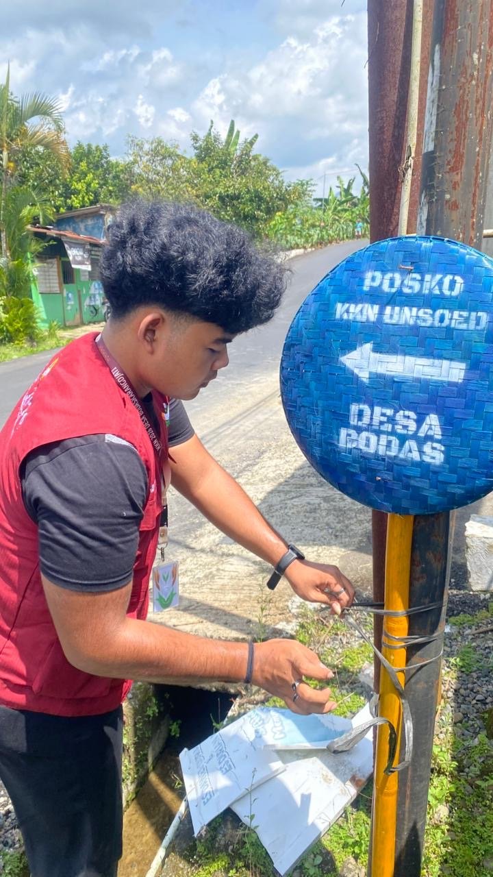 pemasangan penunjuk arah posko