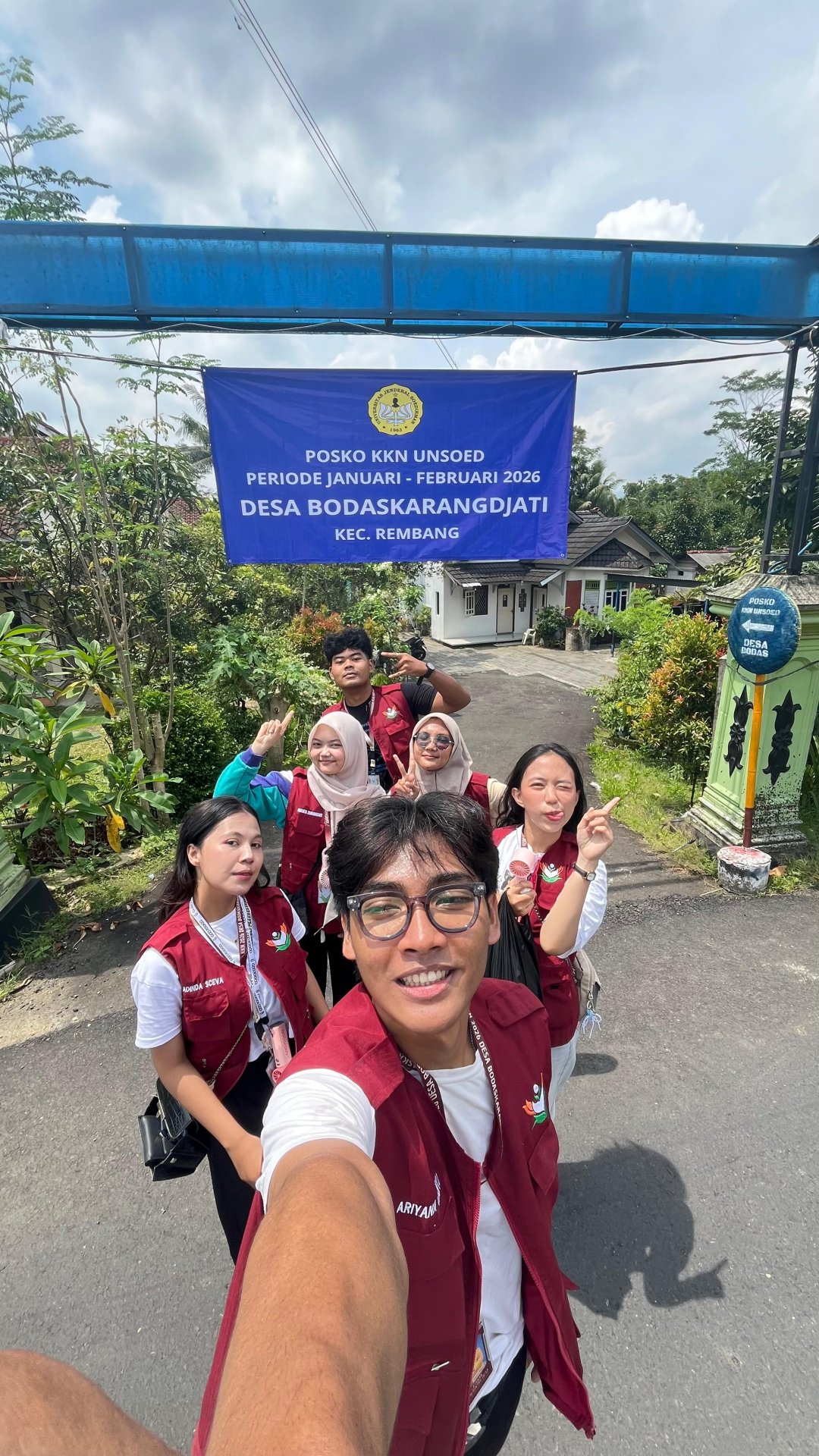 Pemasangan banner KKN