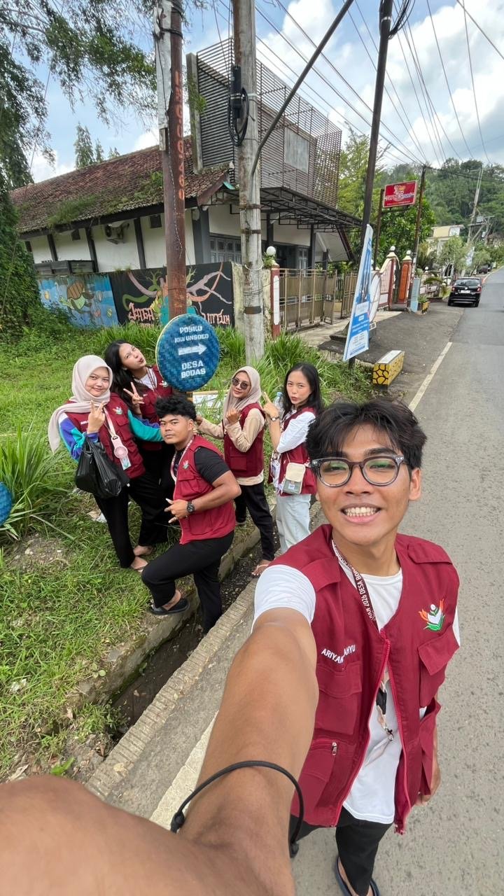 Pemasangan Penunjuk Arah Posko KKN