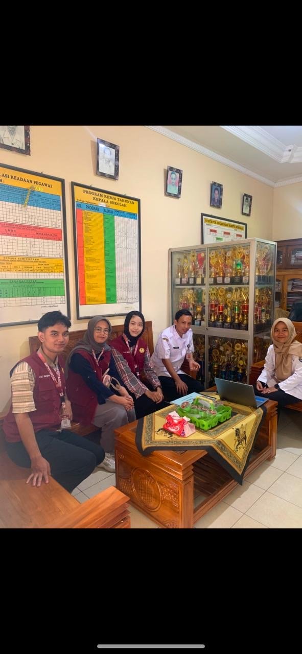 Mendatangi pihak sekolah untuk mengurus perizinan sosialisasi