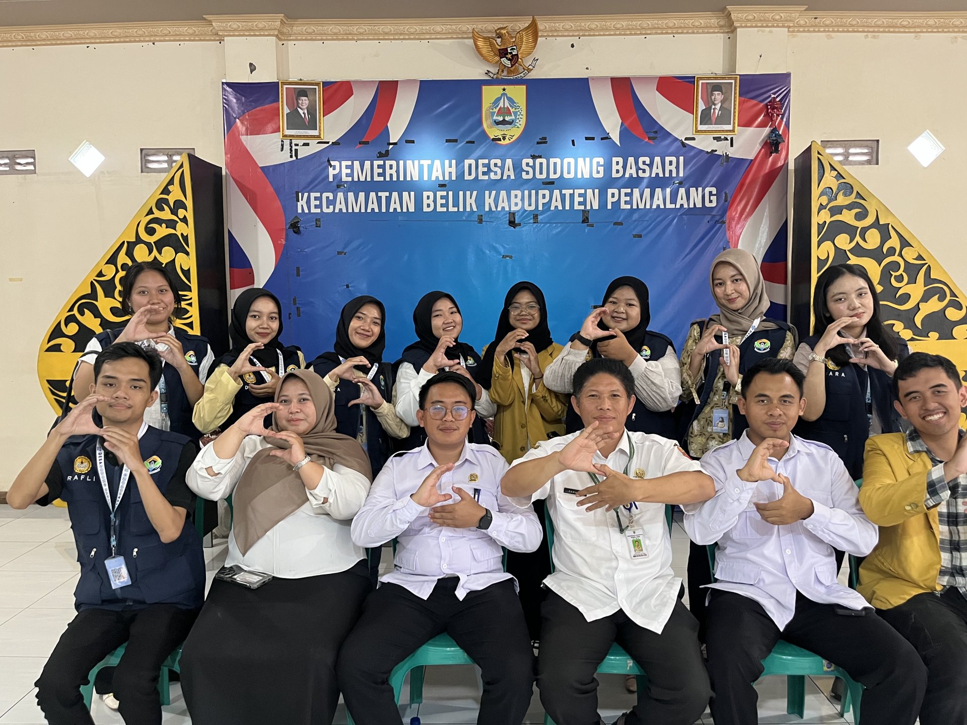 Foto Bersama Perangkat Desa