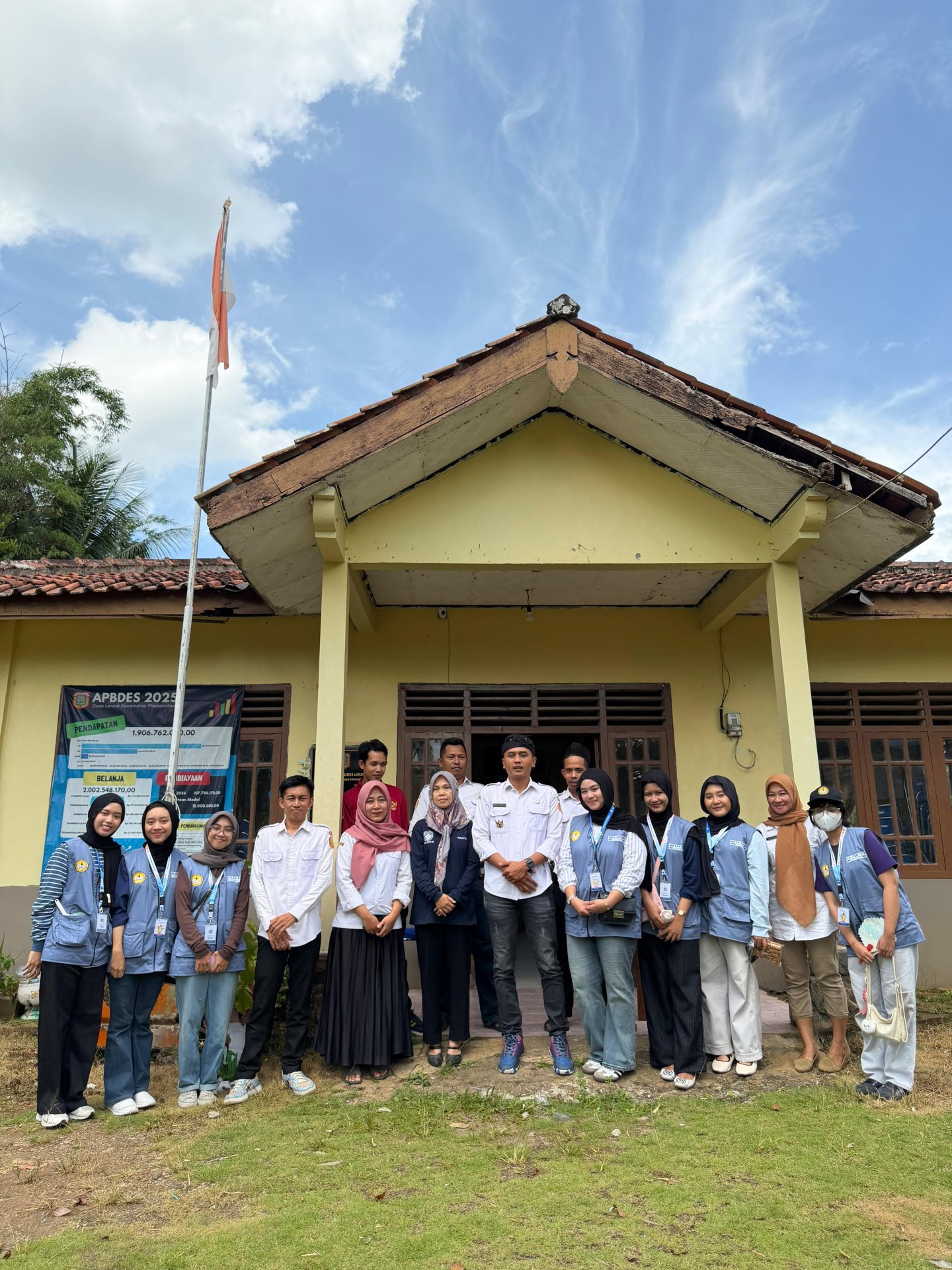 Kunjungan ke Kantor Desa Lancar