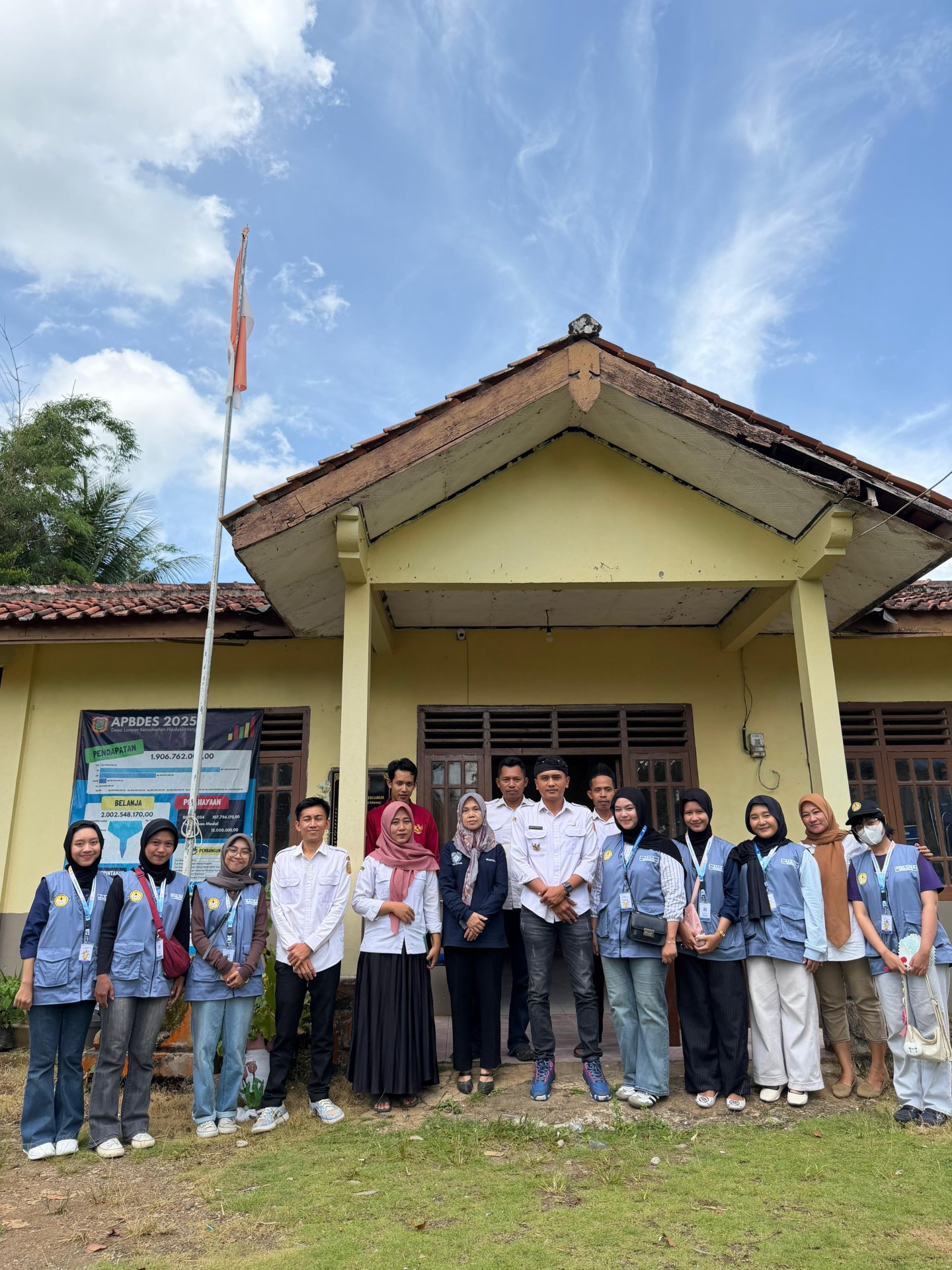 Kunjungan ke Kantor Desa Lancar