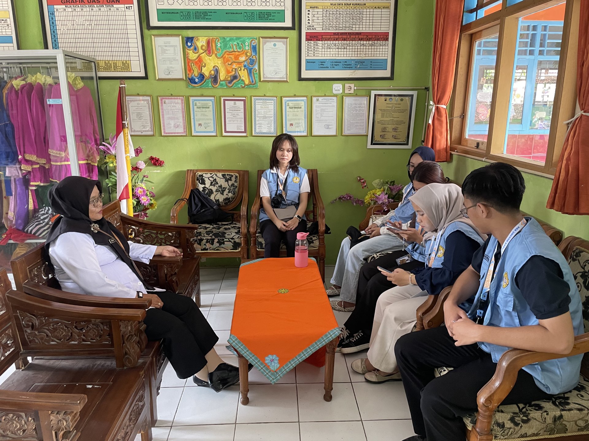 Melakukan kunjungan ke SDN 1 LOSARI untuk membicarakan tentang program kerja untuk divisi lingkungan dan pendidikan.