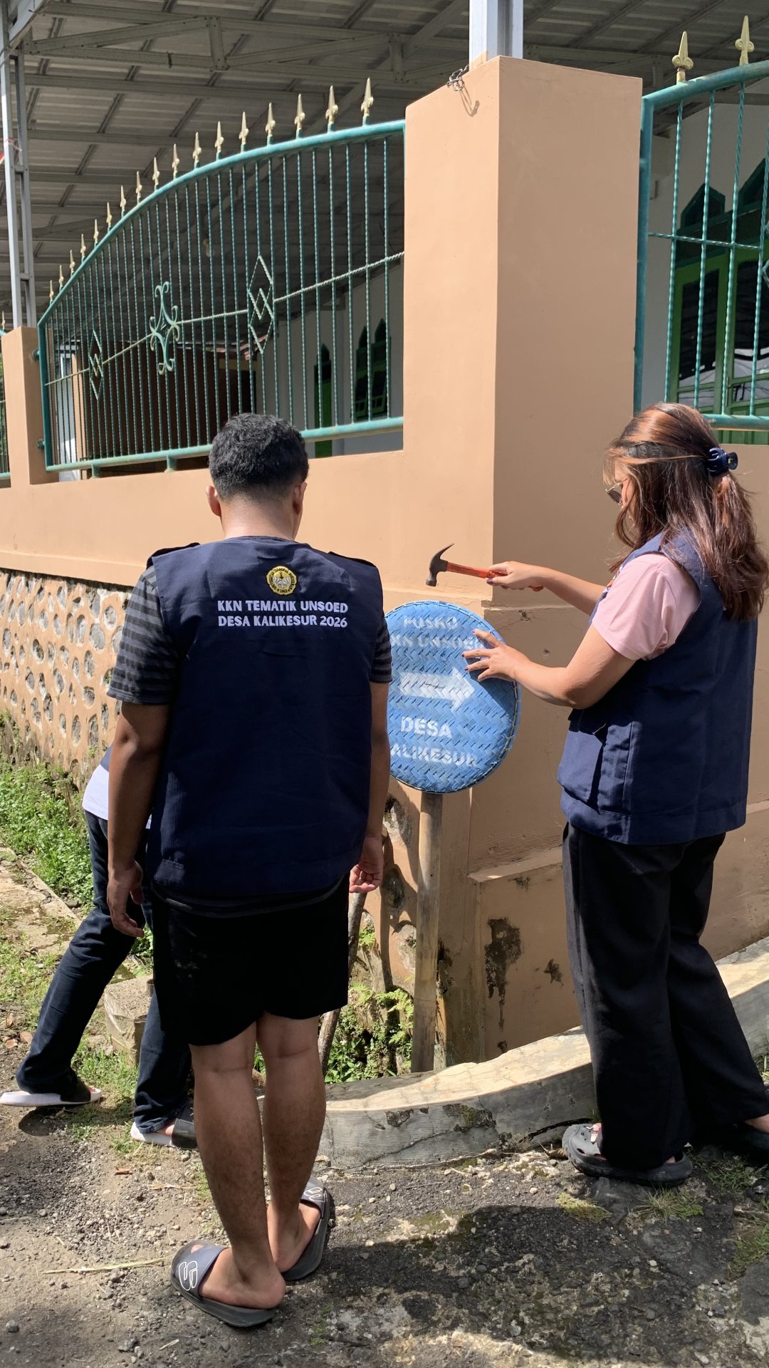 Pemasangan tampah penunjuk arah