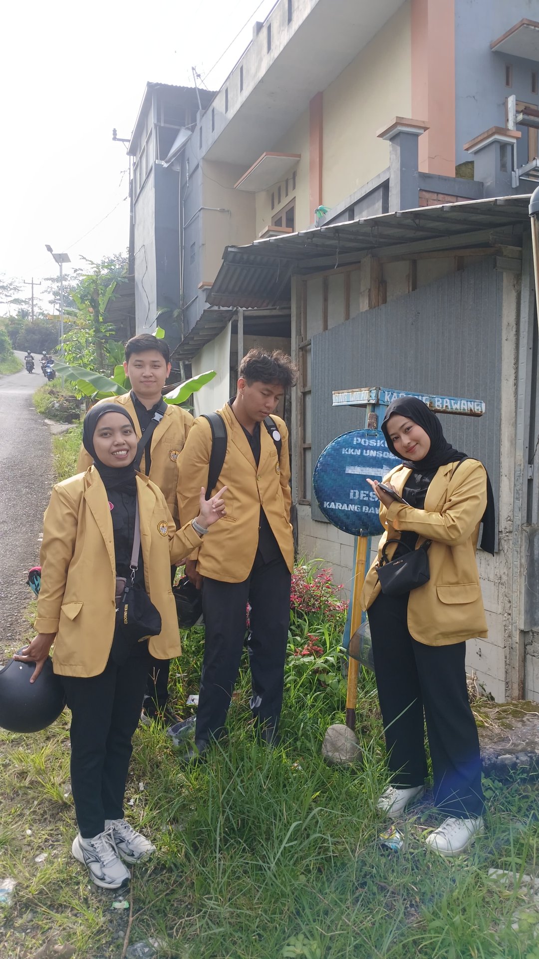 Pemasangan Tampah Penunjuk Arah Posko KKN desa Karangbawang