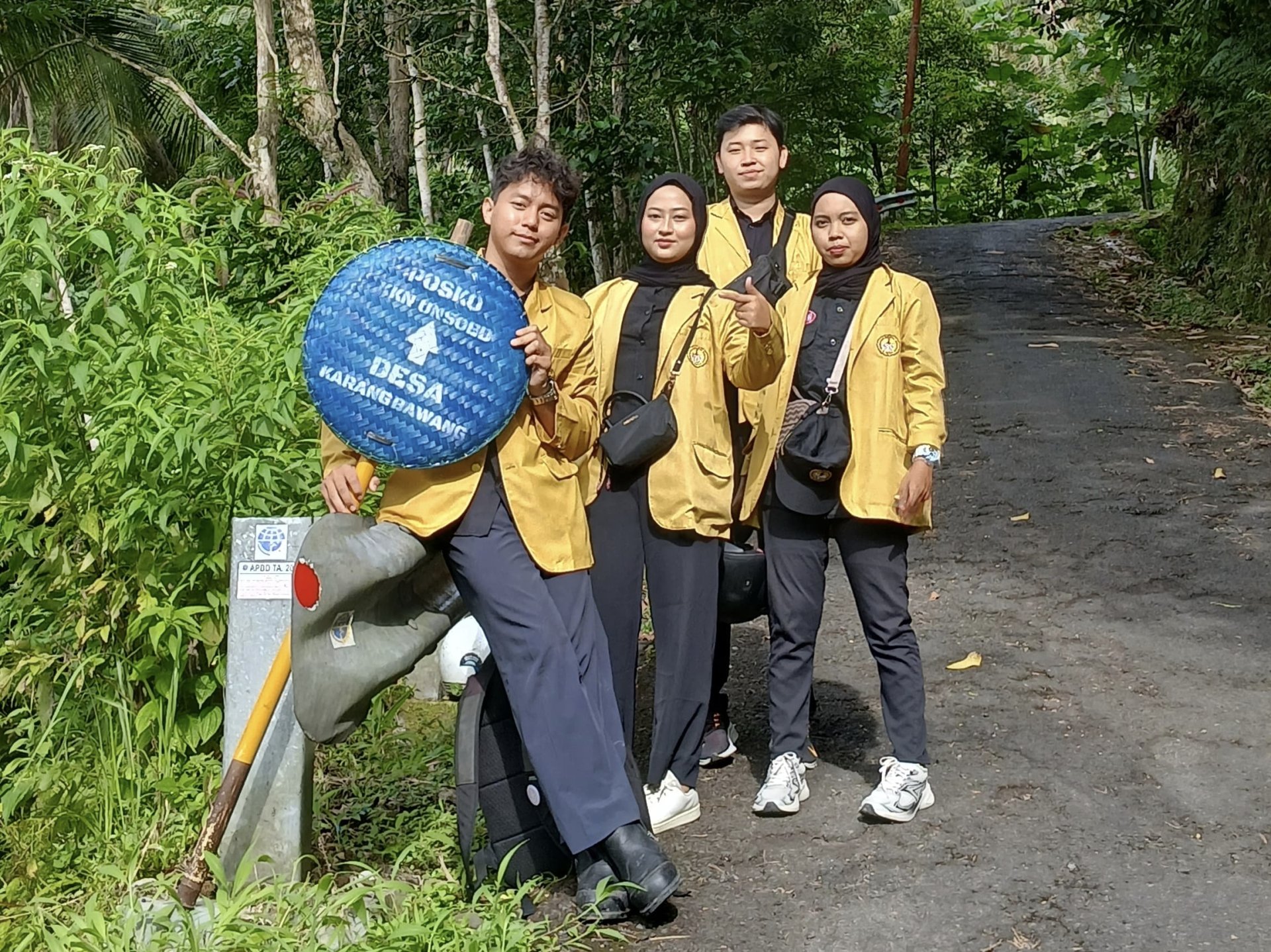 PEMASANGAN PATOK ARAH POSKO KKN UNSOED 2026 DESA KARANGBAWANG