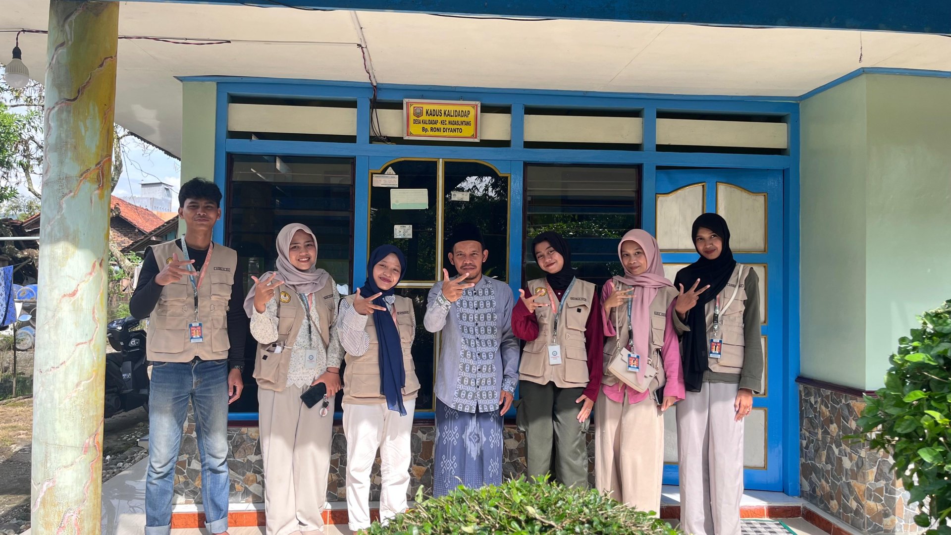 Kunjungan ke rumah Kepala Dusun Kalidadap