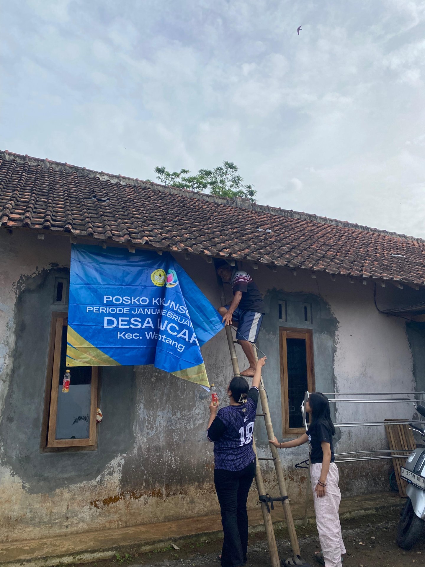 Pemasangan Banner Posko KKN