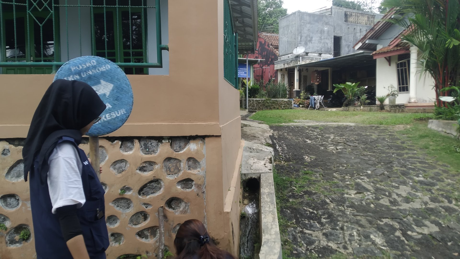 Pemasangan banner dan tampah rambu penunjuk posko