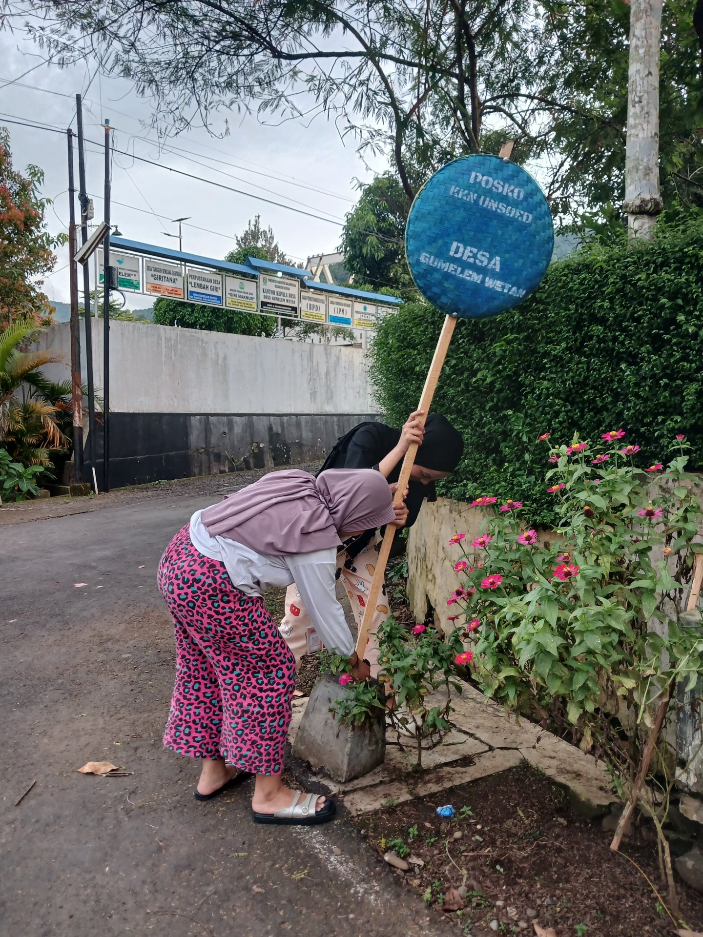 Melakukan pemasangan pandu arah posko