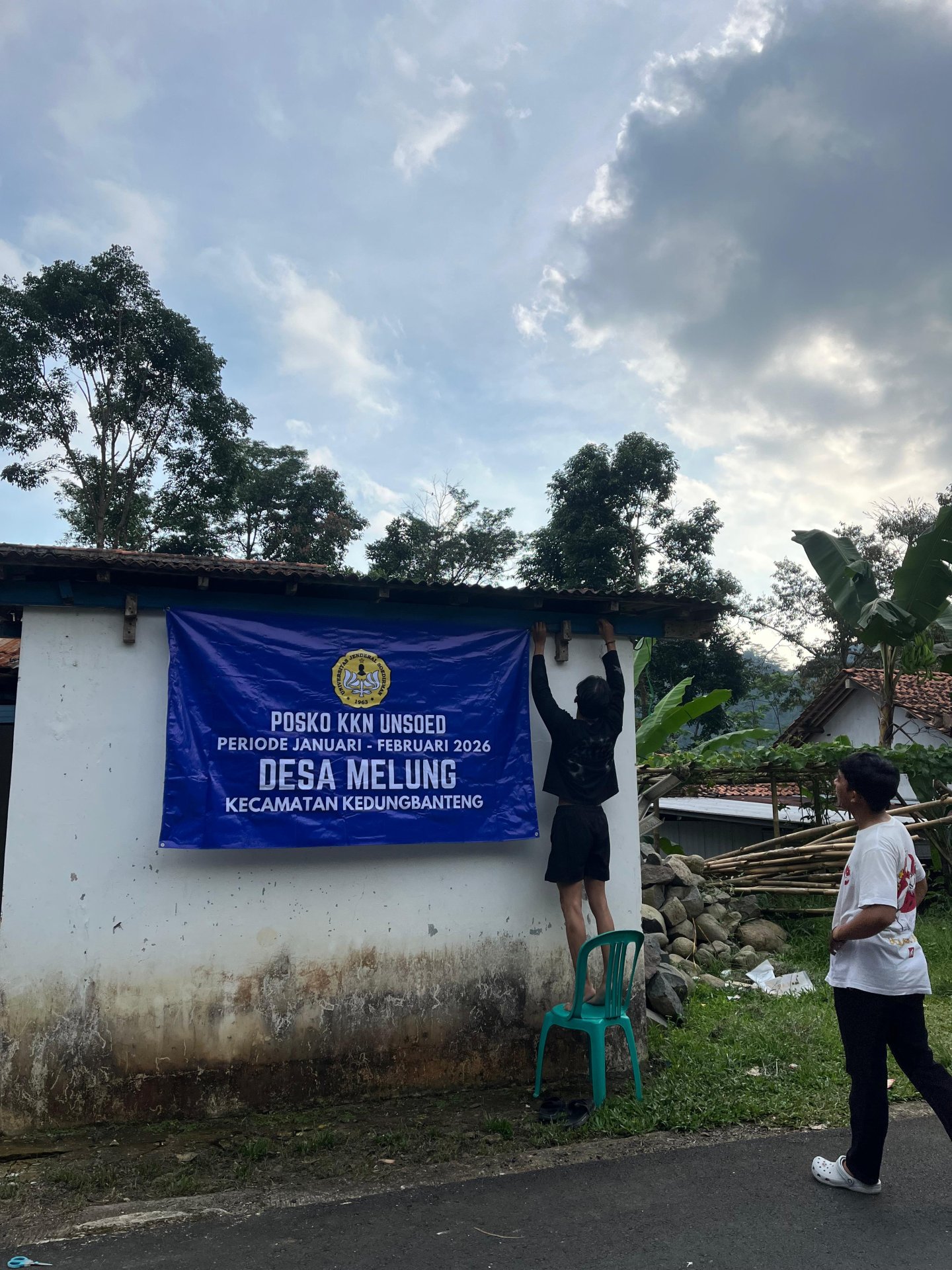 Pemasangan banner posko KKN