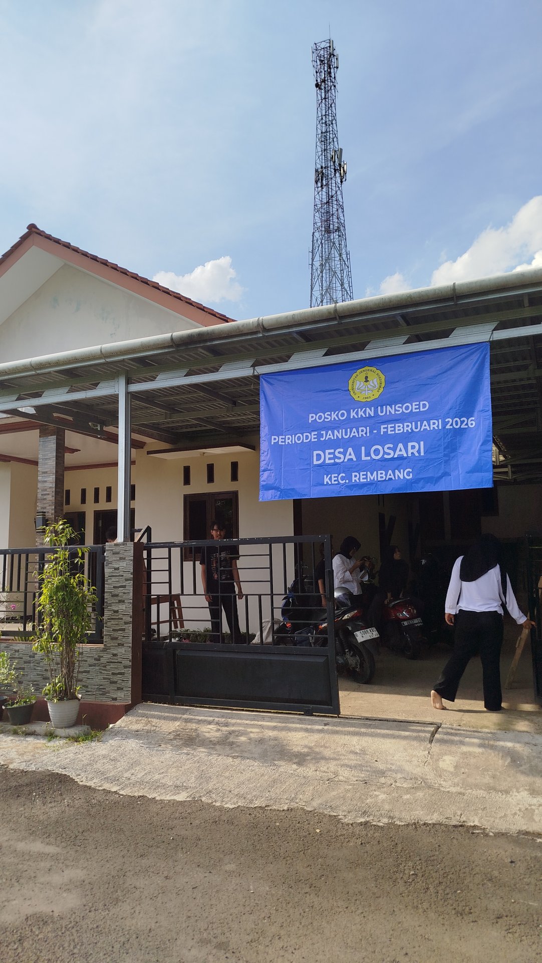 Pemasangan banner struktur dan banner posko