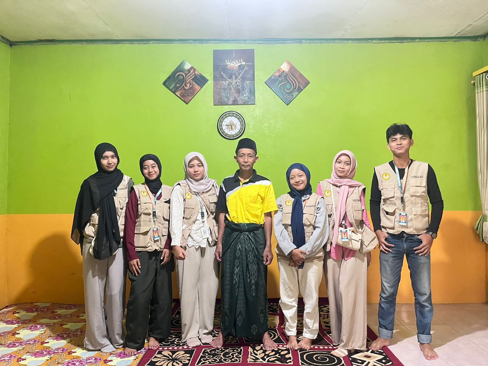 Kunjungan ke rumah Kepala Dusun Watuurip