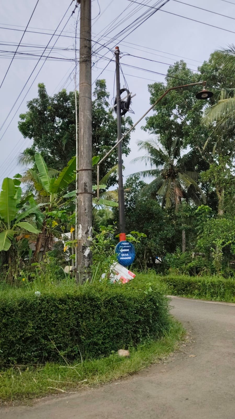 menempatkan tanda penanda arah dan banner