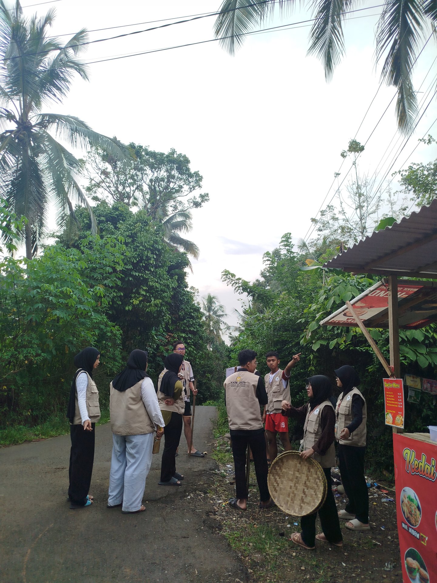 Hari 1 - Pemasangan Plang Penunjuk Jalan dan Banner KKN UNSOED Desa Wlahar