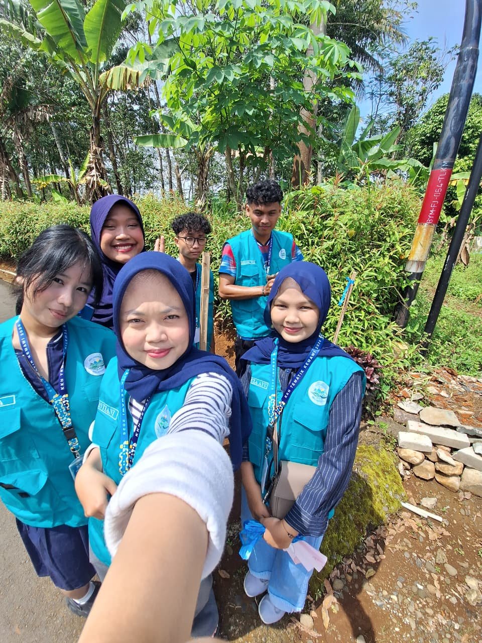 Pemasangan Tampah Posko KKN serta Silaturahmi dengan RW