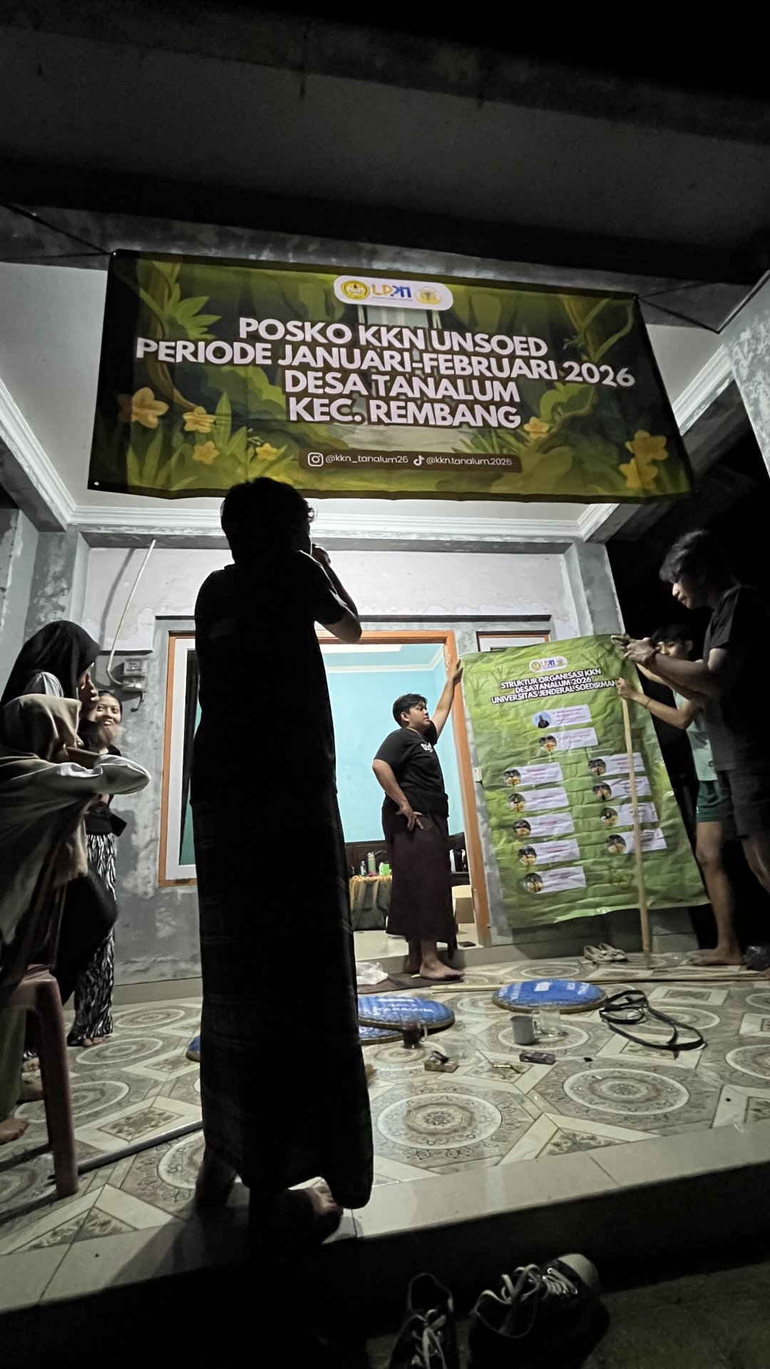 Pemasangan Banner dan Struktur Organisasi KKN