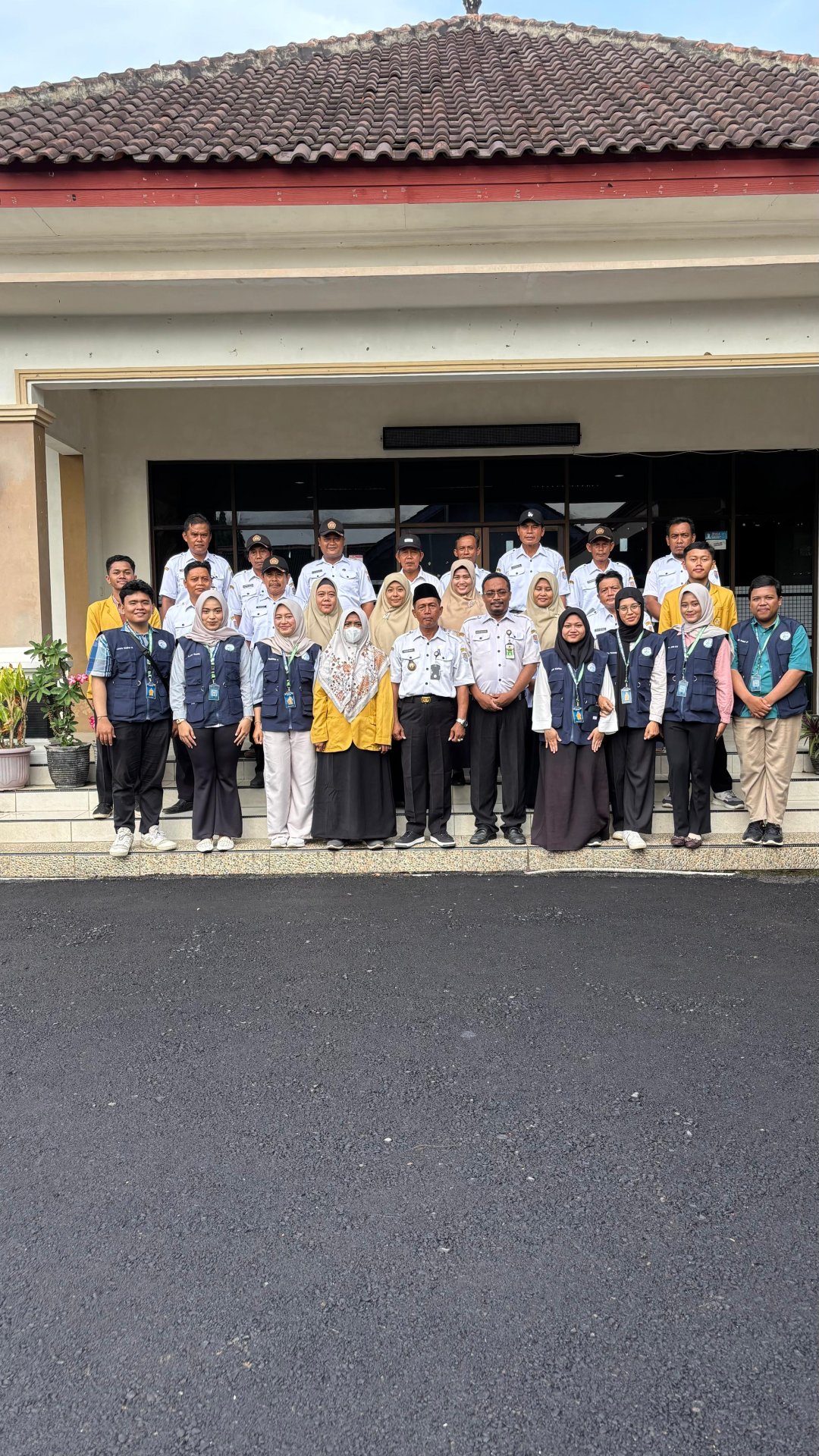 Apel pagi di Balai Desa, Pemasangan Banner KKN, Pemasangan Tanda posko, pembuatan matrix.