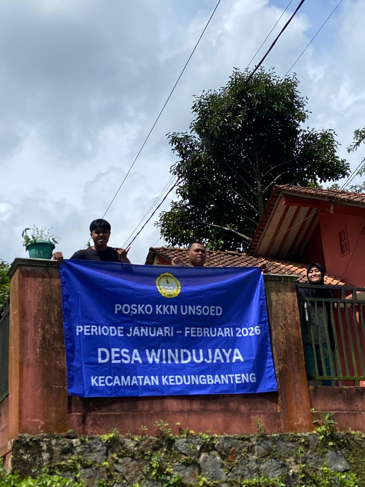 Pemasangan banner dan penerimaan mahasiswa KKN di kabupaten Banyumas