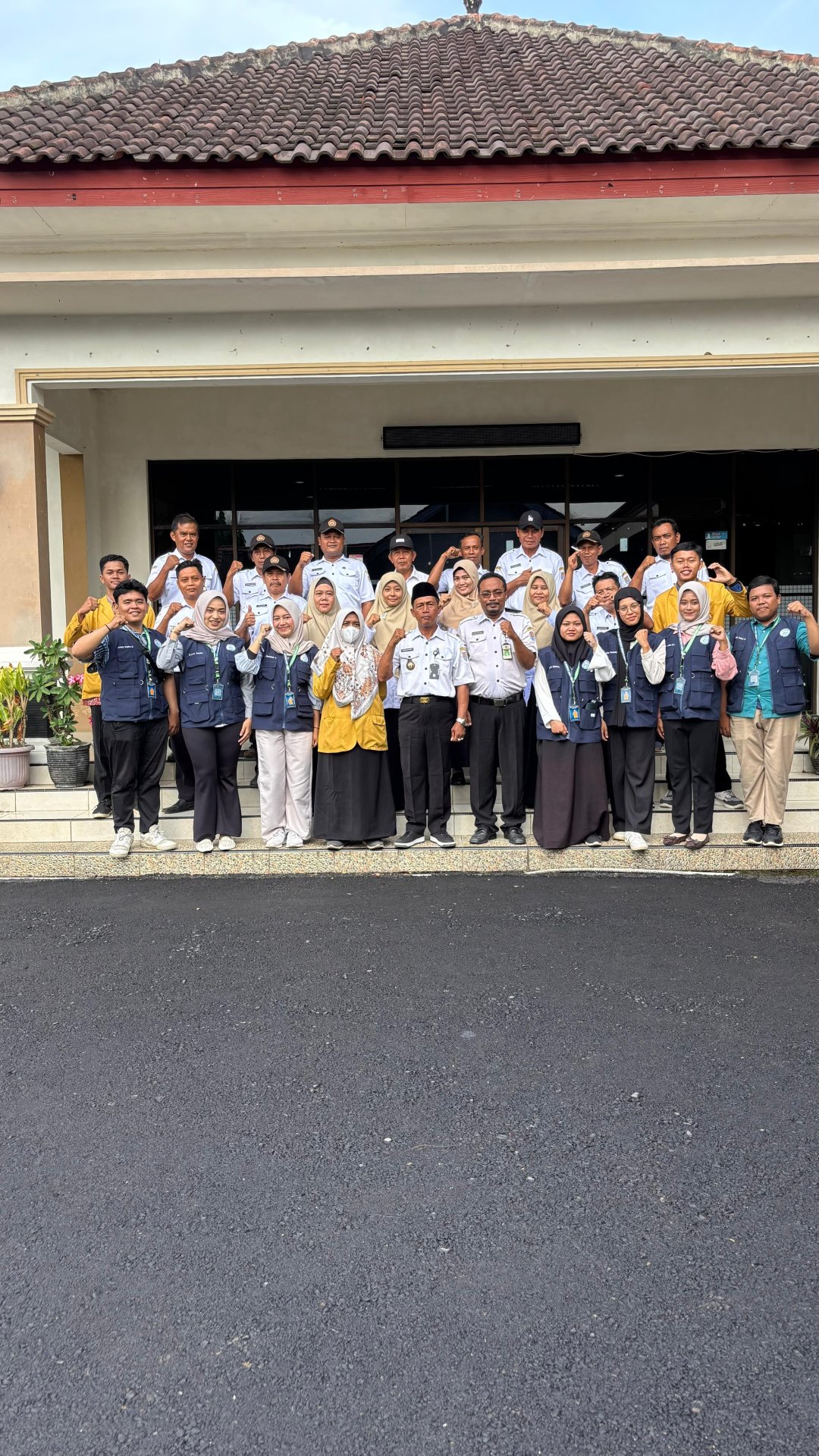 Mengikuti Apel pagi di Balai Desa, Penerimaan mahasiswa KKN di kecamatan, memasang papan kelompok KKN