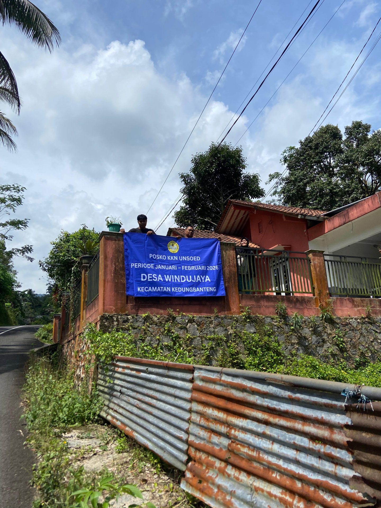 pemasangan banner dan survey tempat buat petunjuk arah