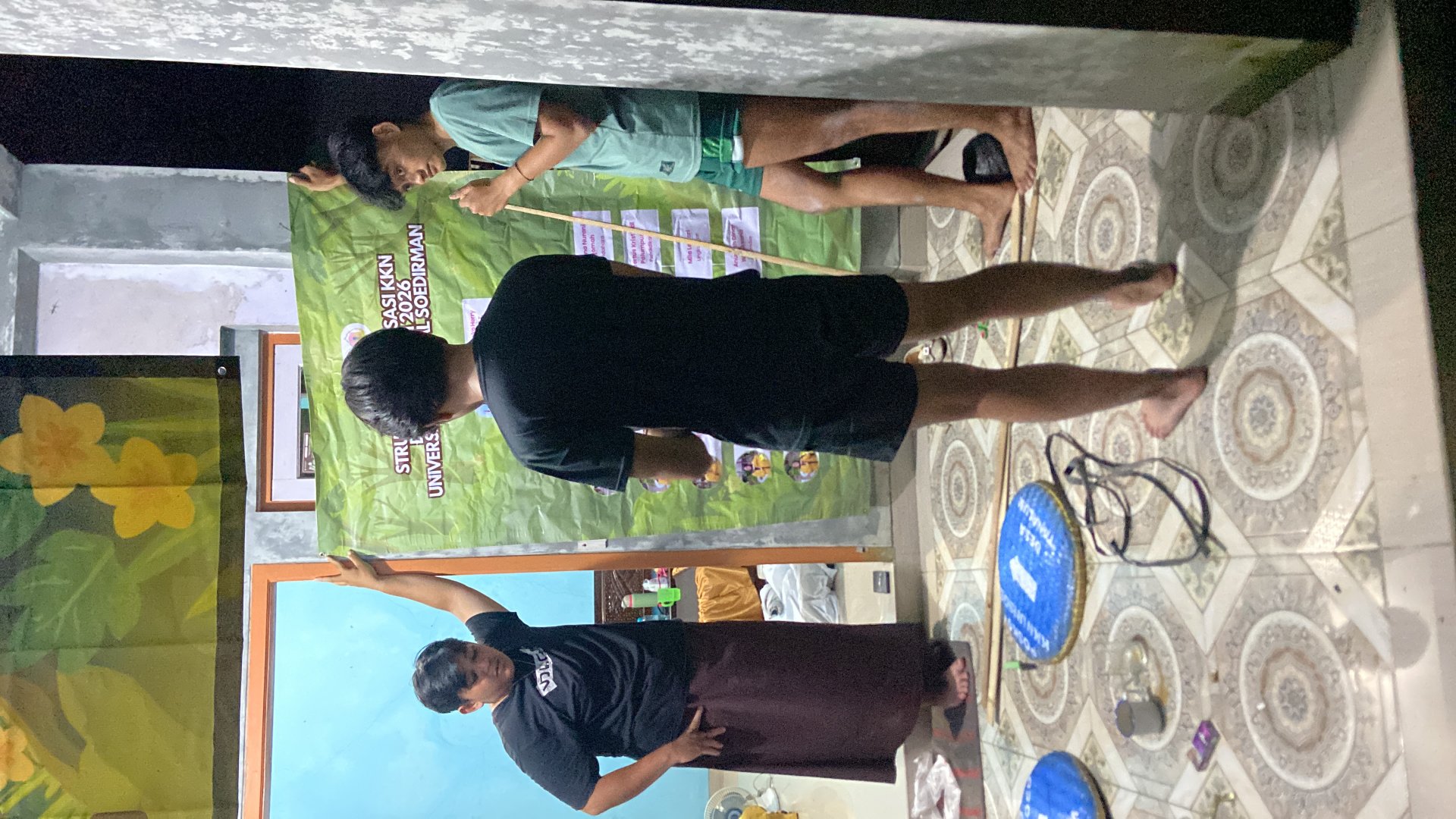 Pemasangan Banner dan Struktur Organisasi KKN