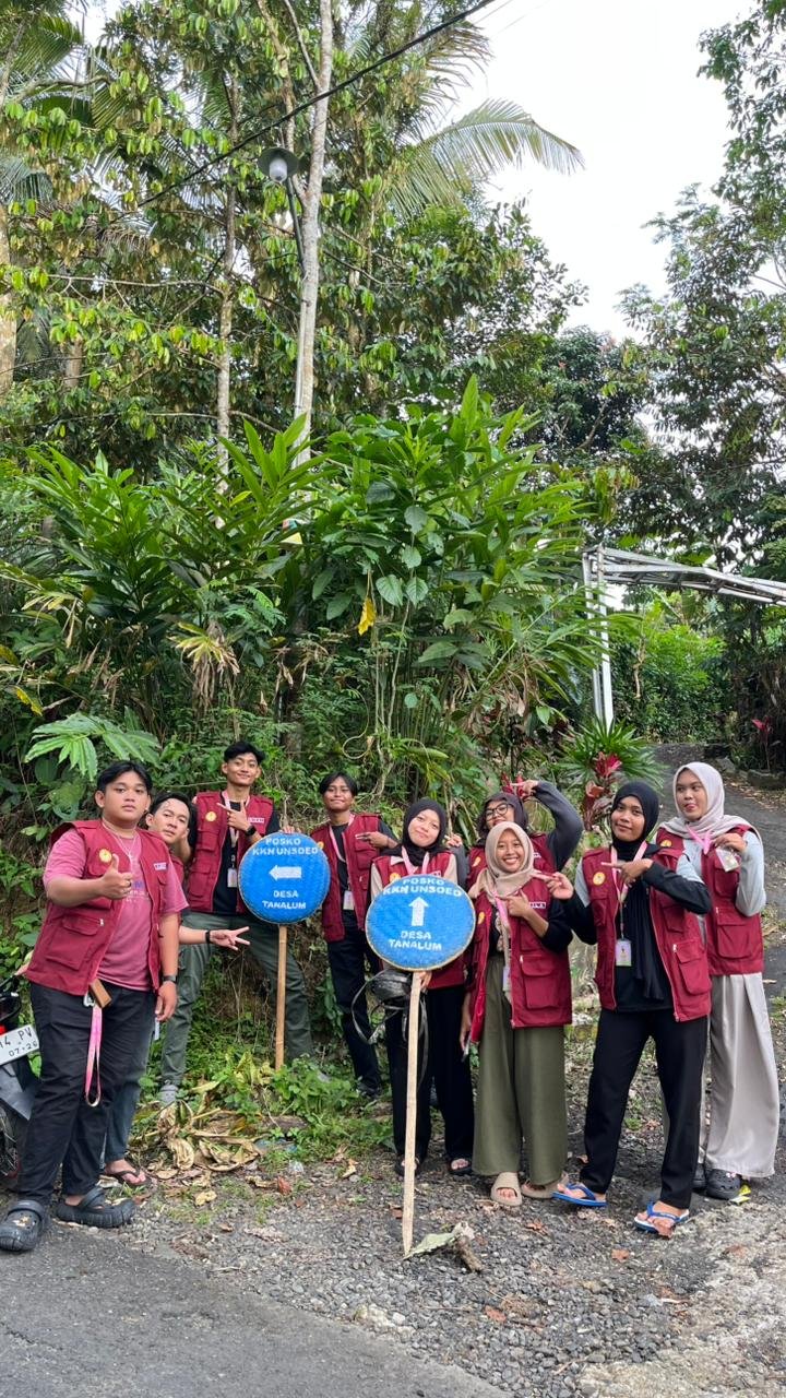 Pemasangan plang arah petunjuk posko kkn desa tanalum