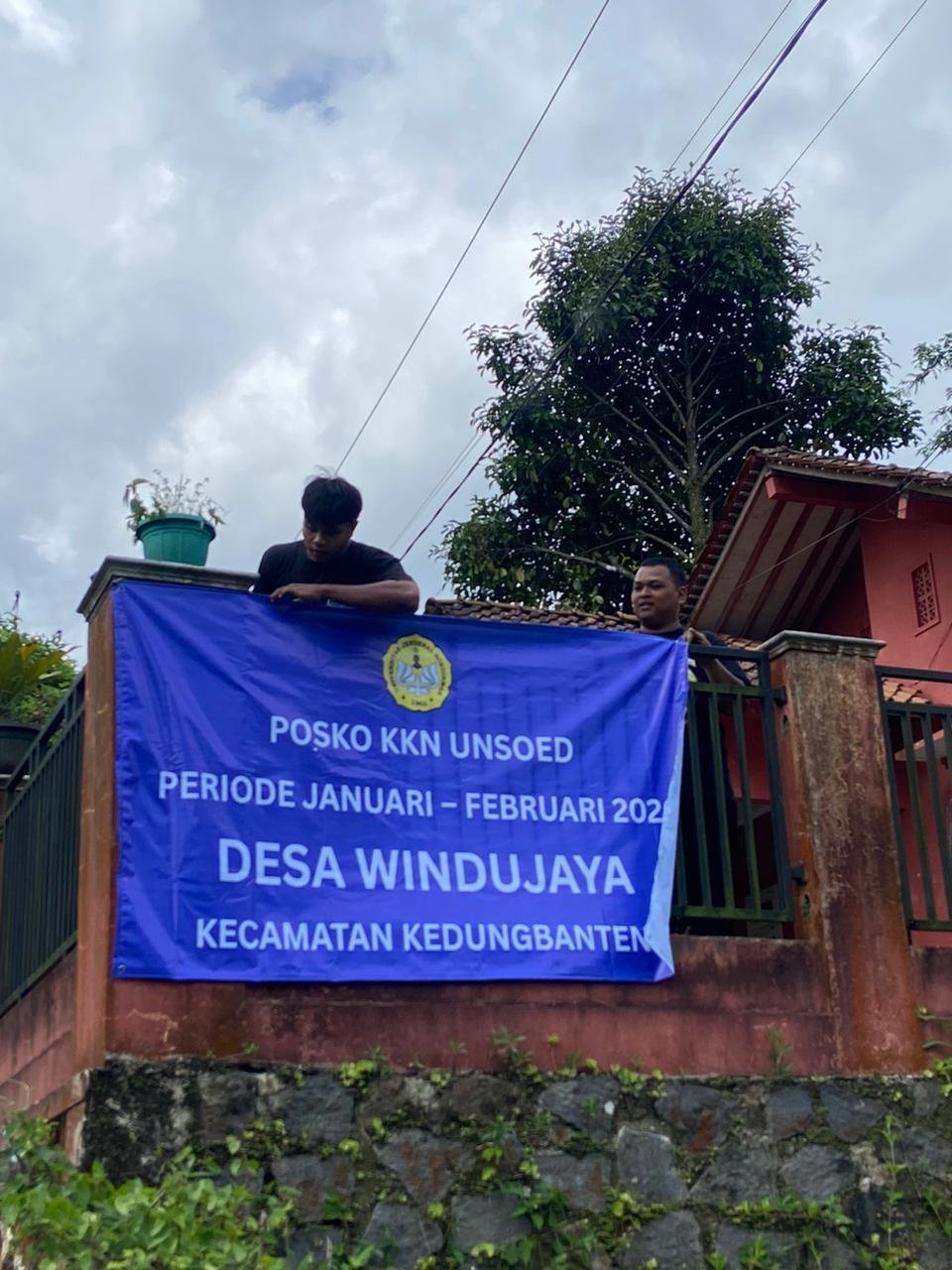 Kegiatan pemasangan banner, survei petunjuk arah dan penerimaan mahasiswa KKN di Banyumas