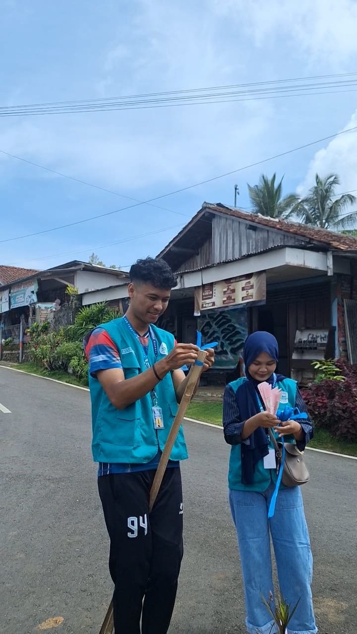 Pemasangan tampah penunjuk arah posko kkn dan kunjungan RW