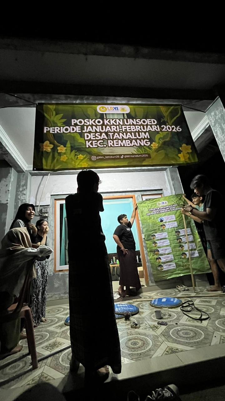 Pemasangan Banner dan Struktur Organisasi KKN