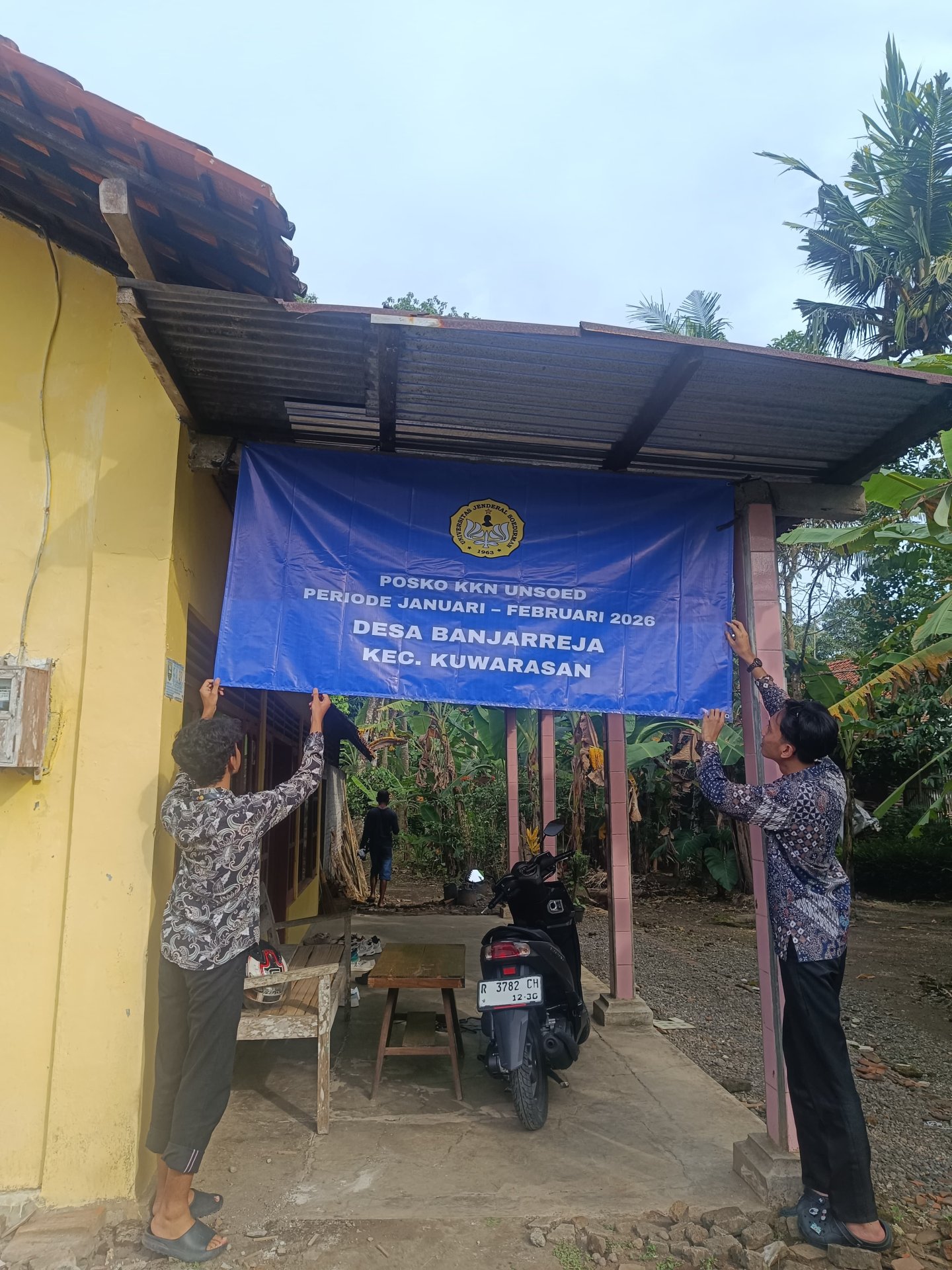 Pemasangan arah jalan dan banner posko