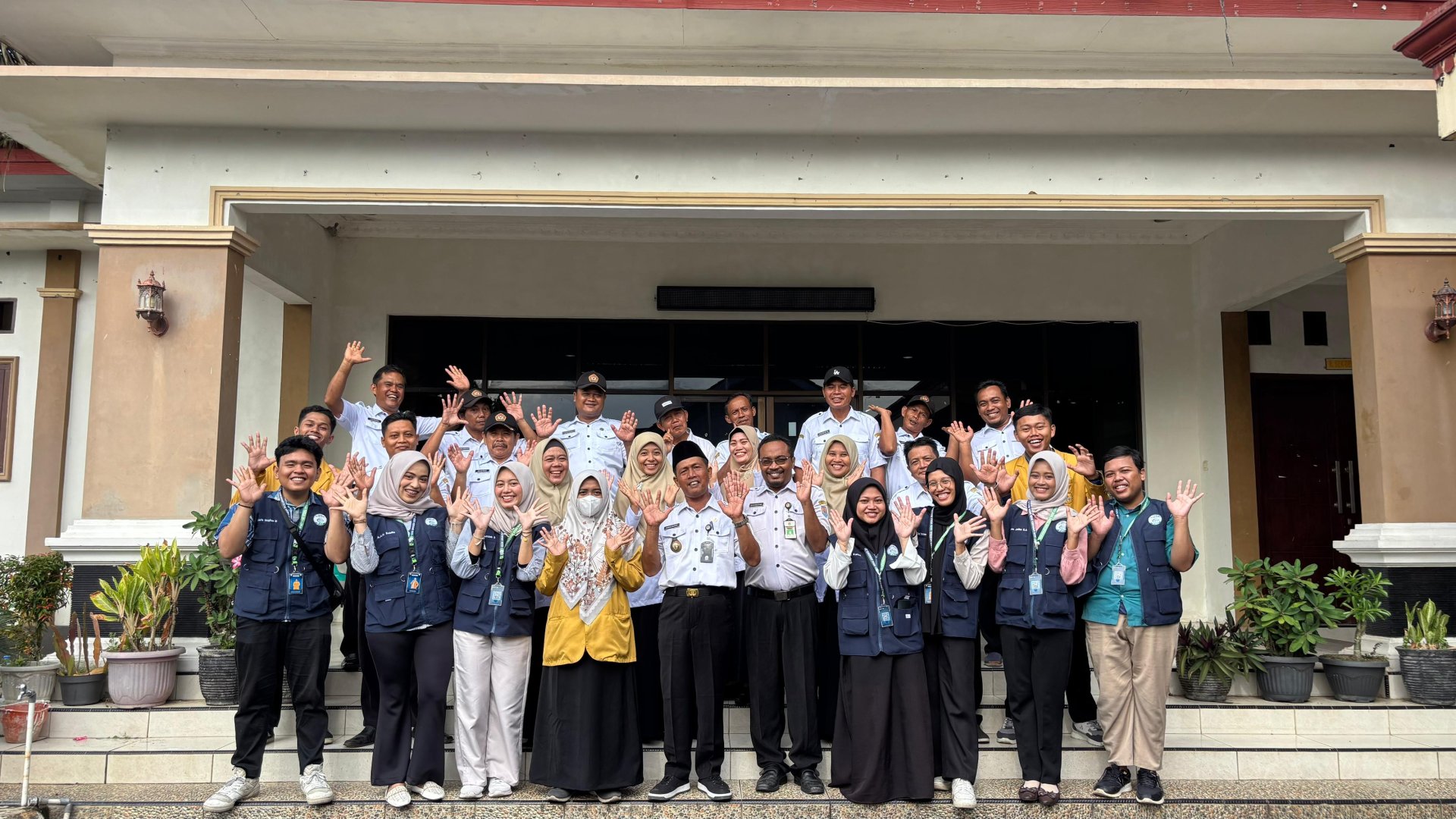 Apel pagi di Balai Desa Bulu Payung , Penerimaan Mahasiswa KKN di Kecamatan Kesugihan Kabupaten Cilacap, Memasang Banner dan Petunjuk arah Posko