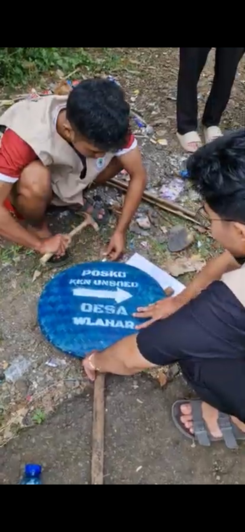 Pemasangan Plang Penunjuk Jalan dan Banner KKN UNSOED Desa Wlahar