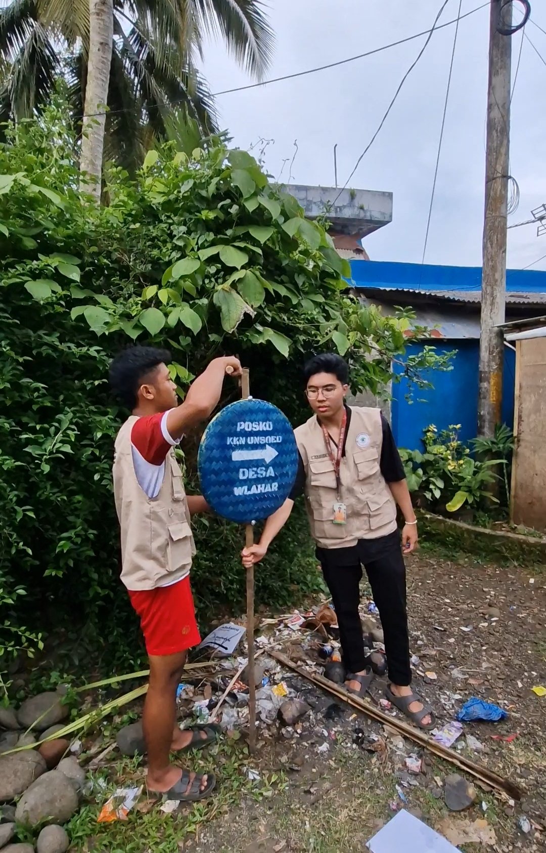 Pemasangan Plang Penunjuk Jalan dan Banner KKN UNSOED Desa Wlahar