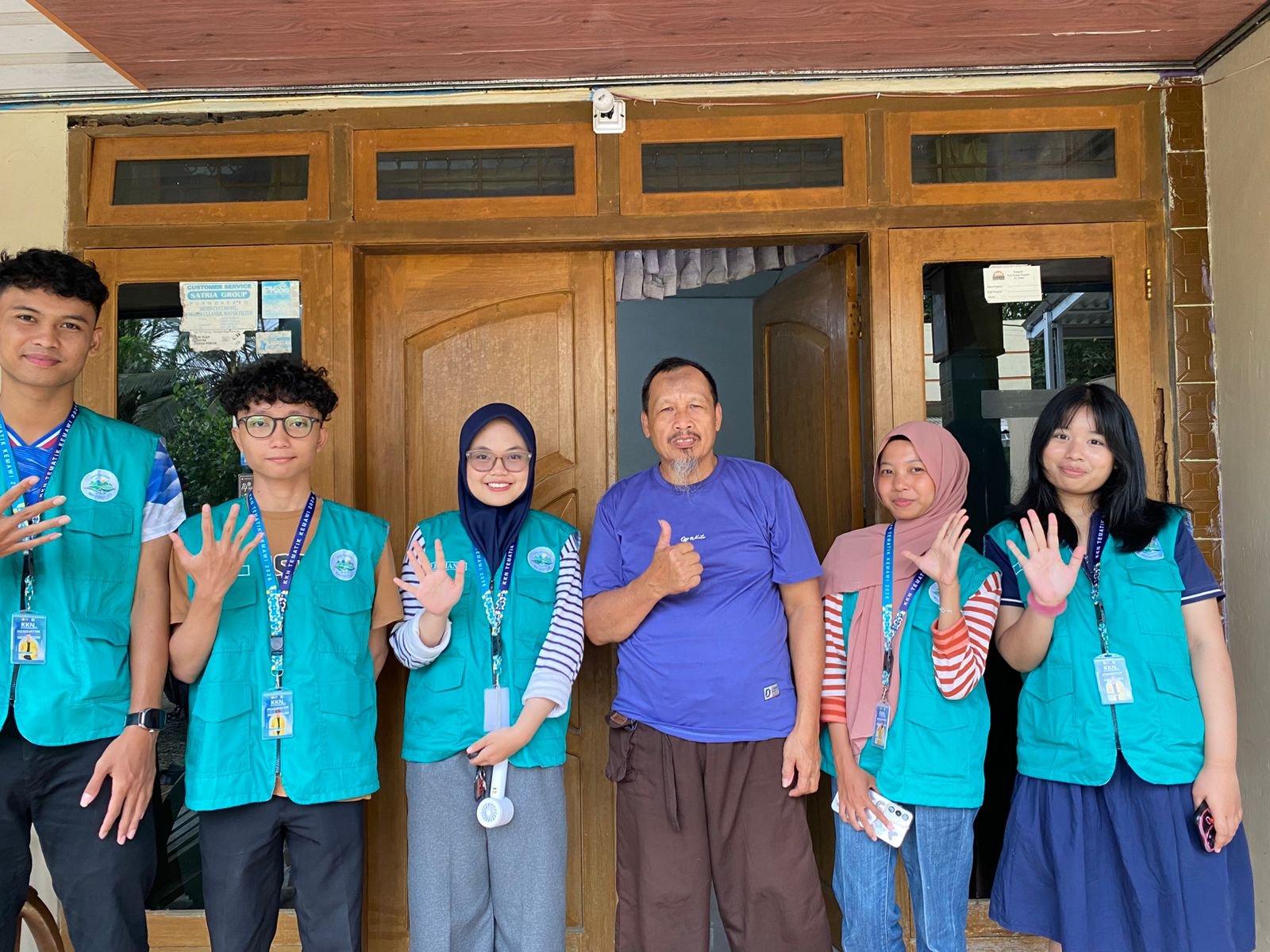 Pemasangan Tampah Arah Posko, Finishing Persiapan Pembuatan Rambu Jalur Evakuasi dan Titik Kumpul, serta Silaturahmi, dan Koordinasi dengan RW di Desa Kemawi