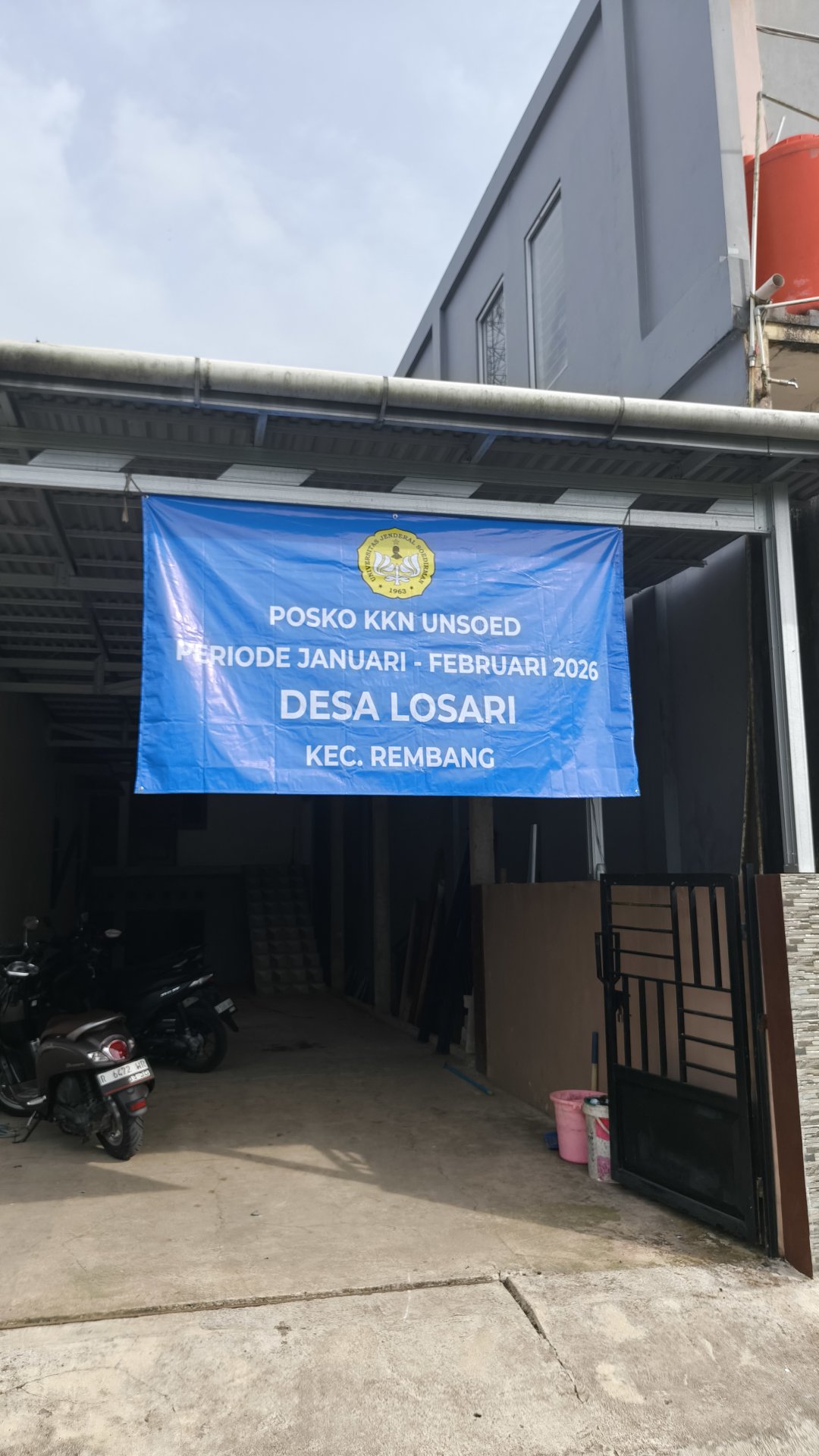 Memasang banner posko