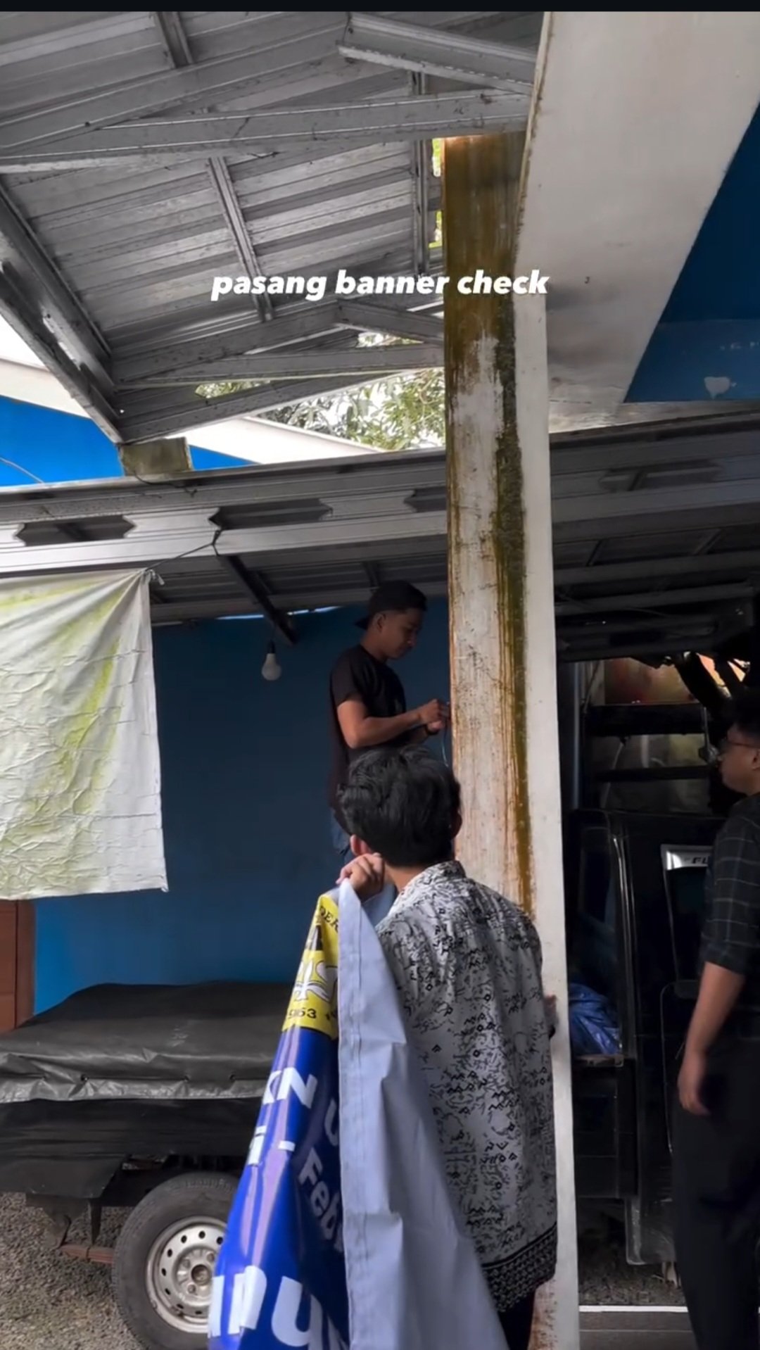 Pemasangan banner di posko