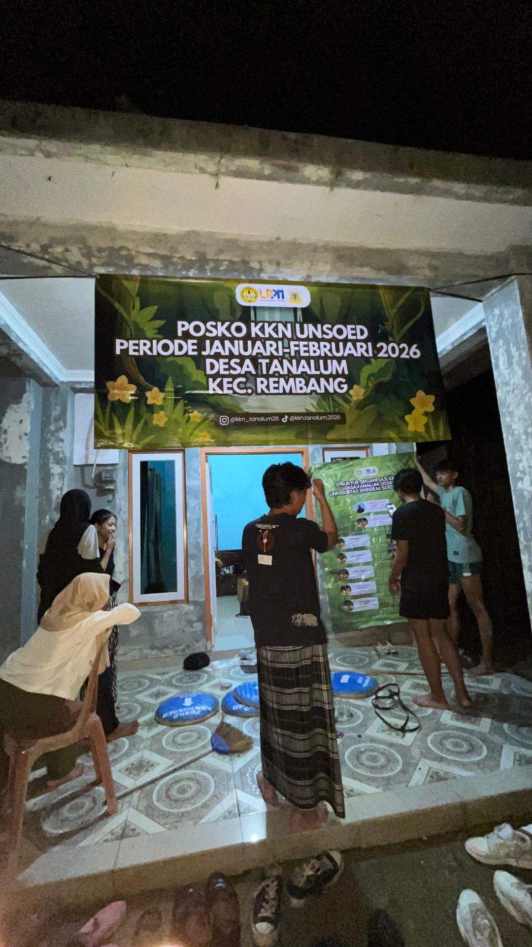 Pemasangan Banner dan Struktur Organisasi KKN