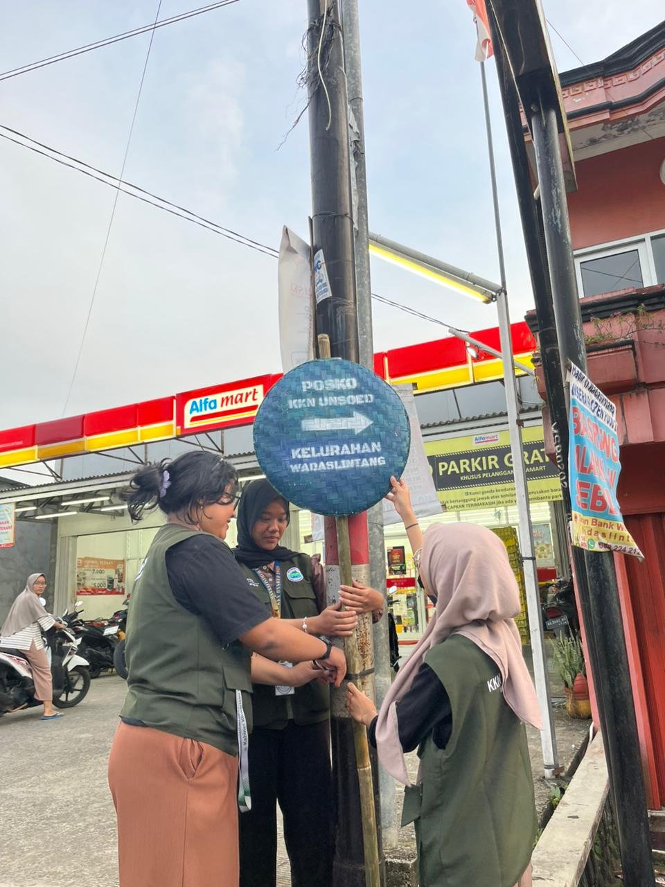 Pemasangan Tanda Arah Posko