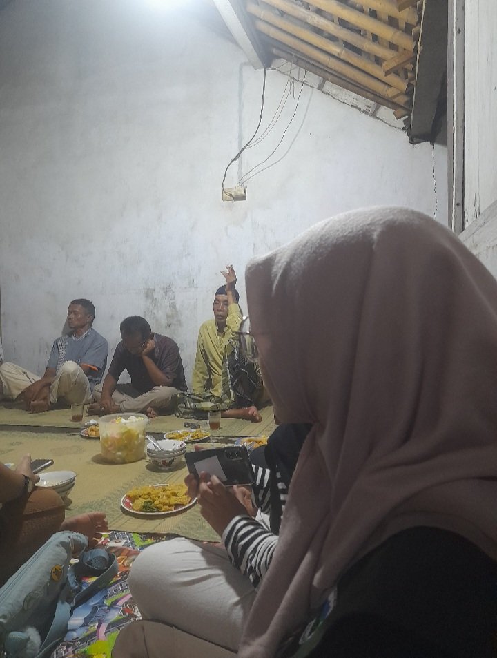 Berpartisipasi dalam rapat RT Kelurahan Wadaslintang