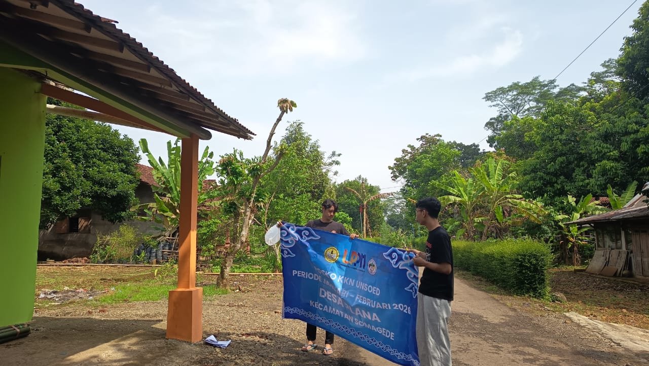 Pemasangan Banner KKN di Posko