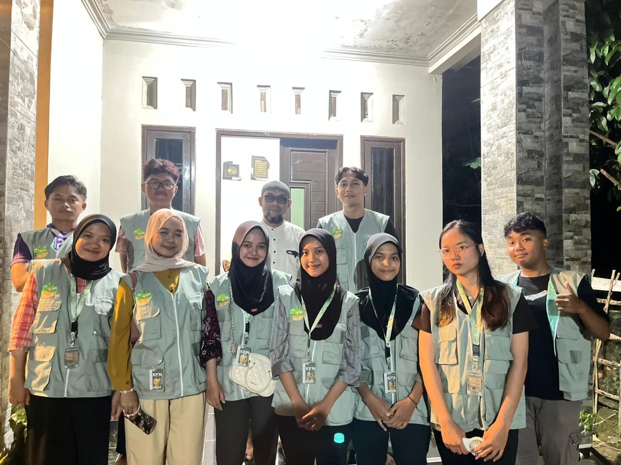 Kunjungan (sowan) ke rumah perangkat desa